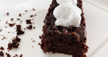 Torta al cioccolato con crema al cocco: un dolce vegano e gluten free Torta al cioccolato vegana