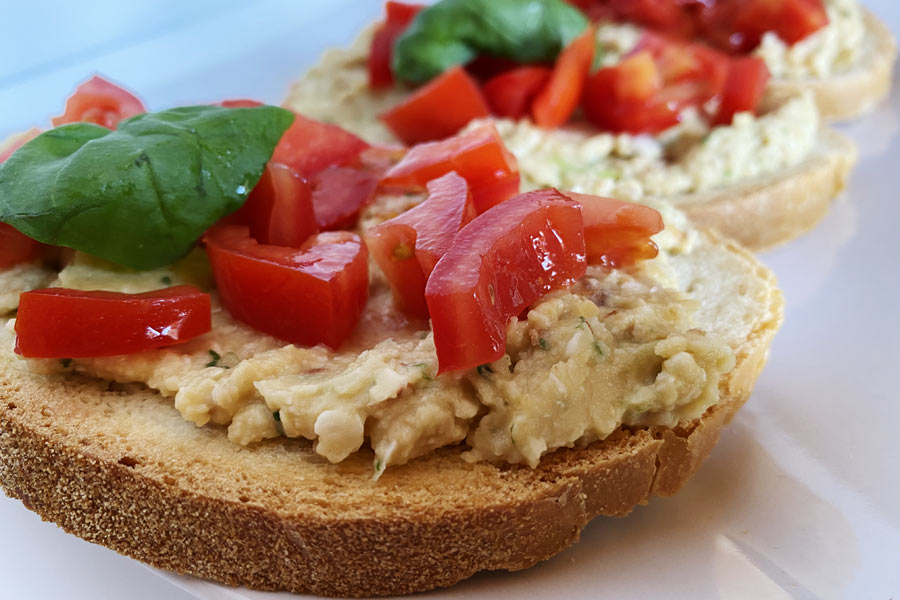 Bruschette con hummus e pomodorini