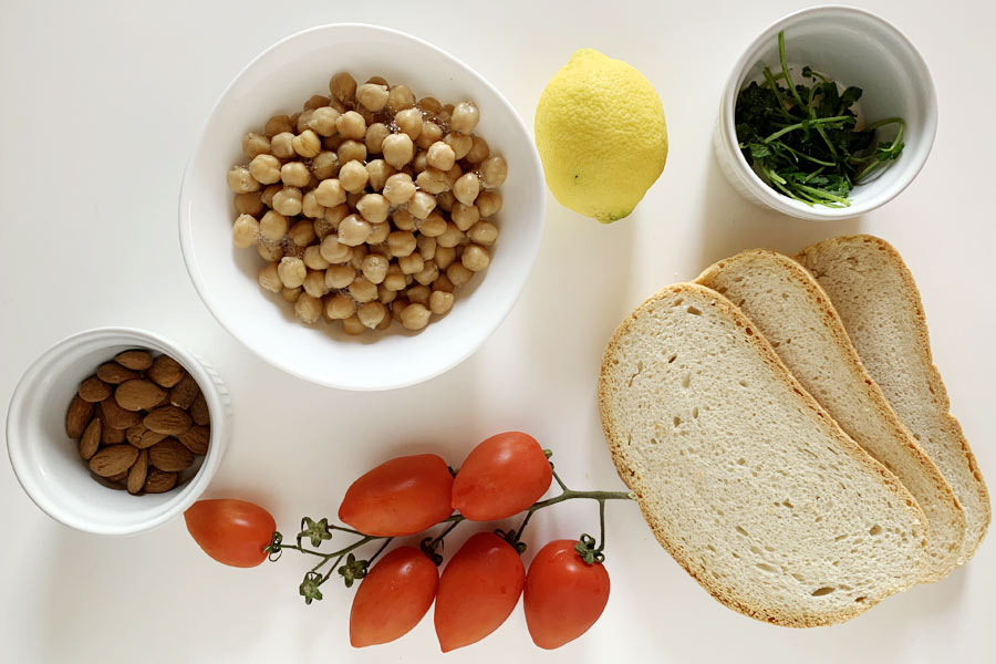 Bruschette con hummus e pomodorini