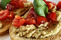 Bruschette con hummus e pomodorini