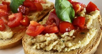 Bruschette con hummus di ceci e pomodorini Bruschette con hummus e pomodorini