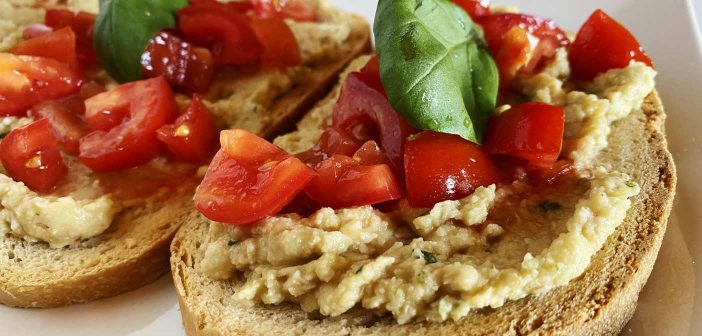 Bruschette con hummus di ceci e pomodorini