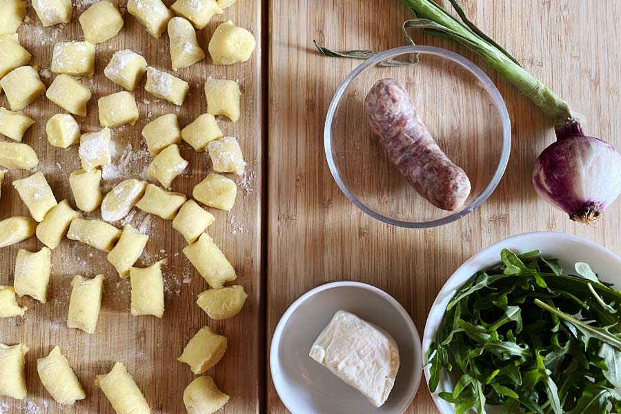 Gnocchi con salsiccia, stracchino e rucola