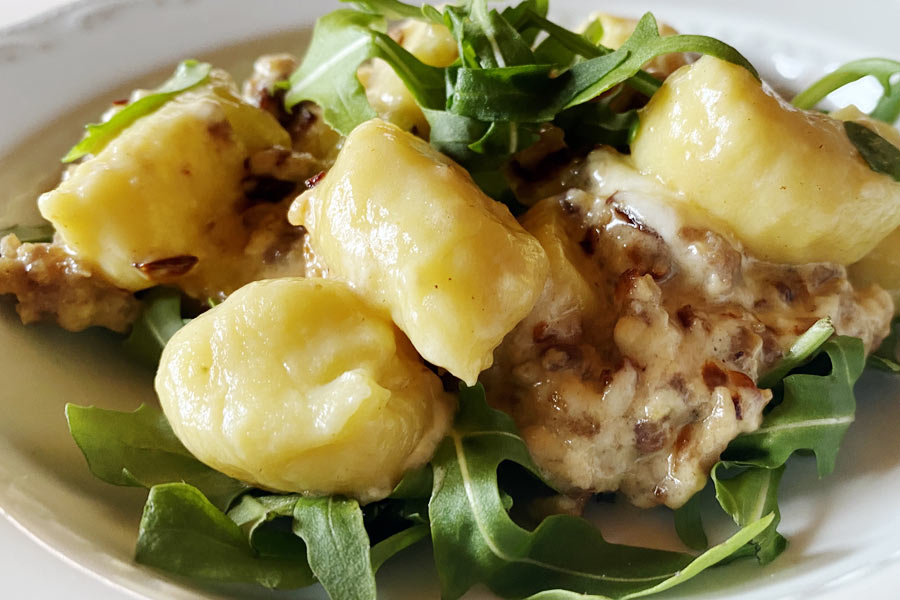 Gnocchi con salsiccia, stracchino e rucola