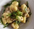 Gnocchi con salsiccia, stracchino e rucola