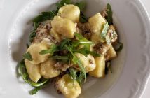 Gnocchi con salsiccia, stracchino e rucola