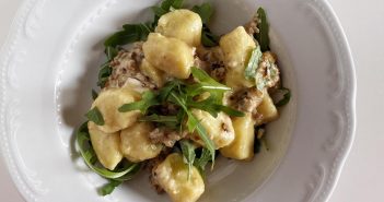 Gnocchi con salsiccia, stracchino e rucola