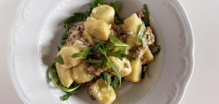 Gnocchi con salsiccia, stracchino e rucola