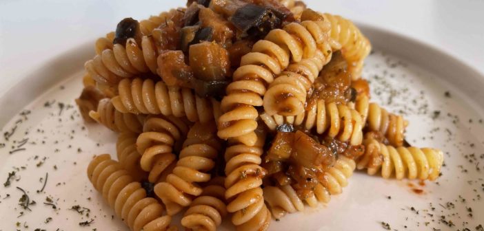 Pasta con melanzane e finocchietto, un pranzo veloce e irresistibile!